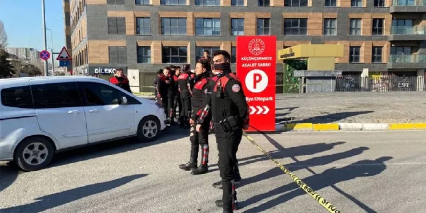 Küçükçekmece Adliyesi önünde silahlı kavga: 3 ölü
