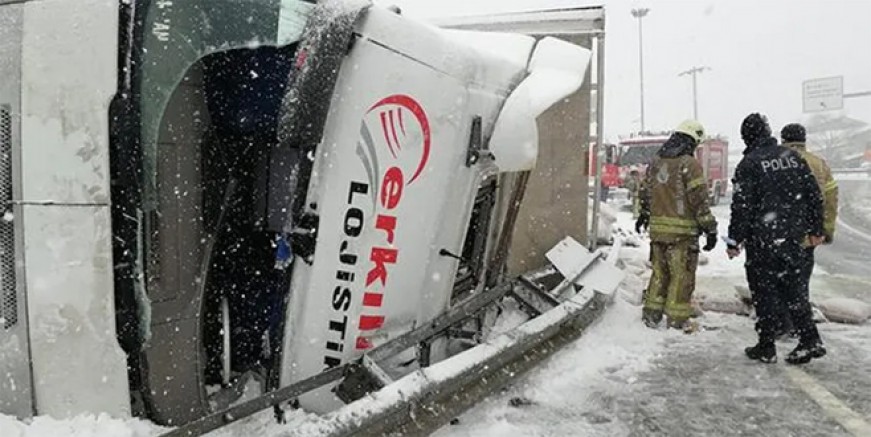 Pendik'te kar yağışı kaza getirdi