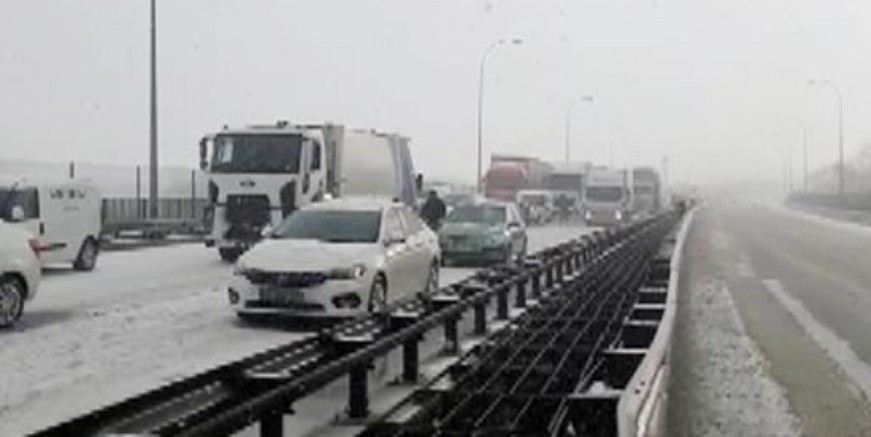 TEM'de kar nedeniyle zincirleme kaza!