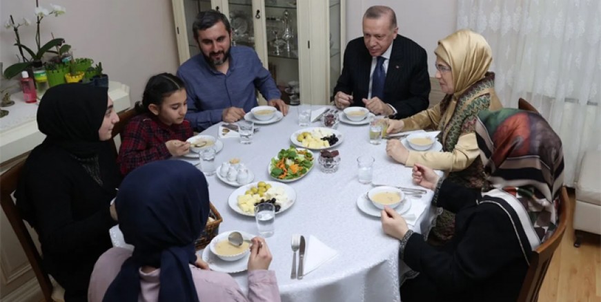 Erdoğan Çifti iftarını vatandaşın evinde yaptı