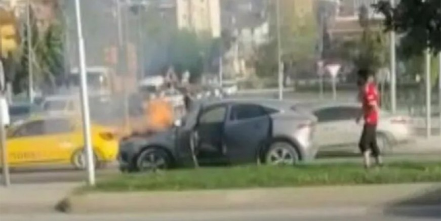 Kartal’da kaza yapan otomobilde yangın