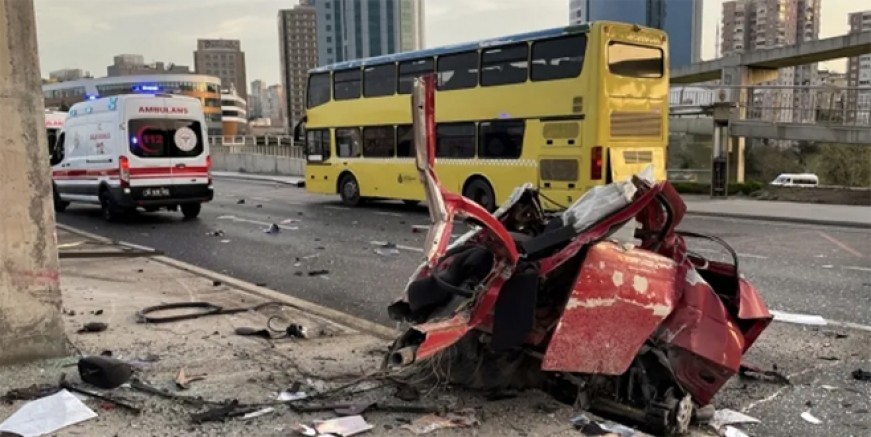 Maltepe'de korkunç kaza; otomobil ikiye ayrıldı