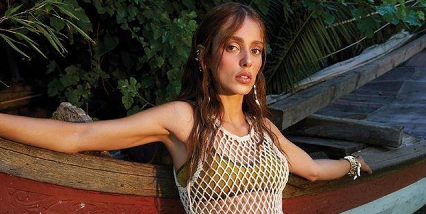 Bestemsu Özdemir bikinisiyle göz doldurdu