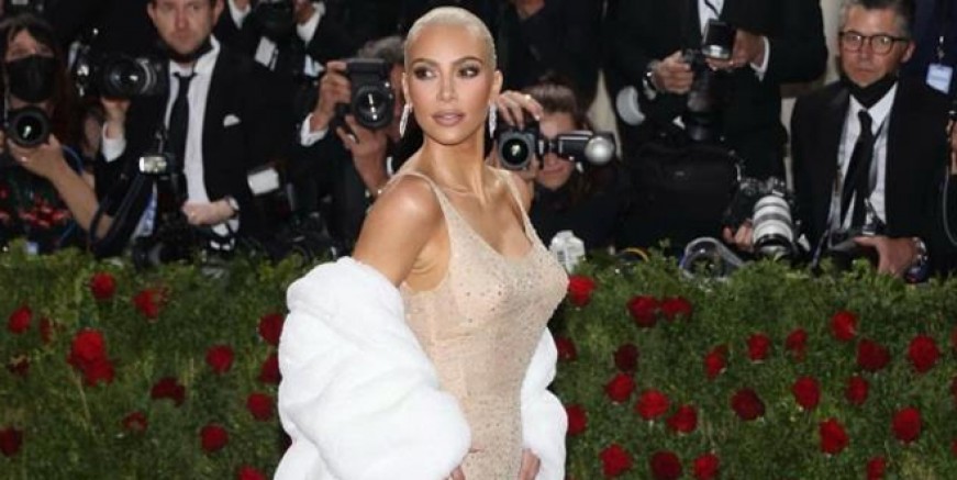 Kim Kardashian ikonik elbiseye sığamadı!
