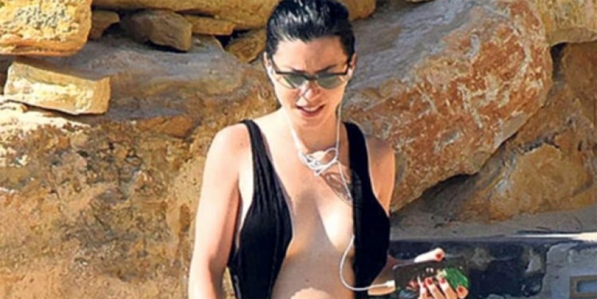 Merve Boluğur'un bikinisi küçük geldi