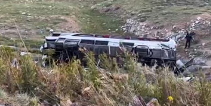 Niğde'de öğrencileri taşıyan otobüs devrildi!
