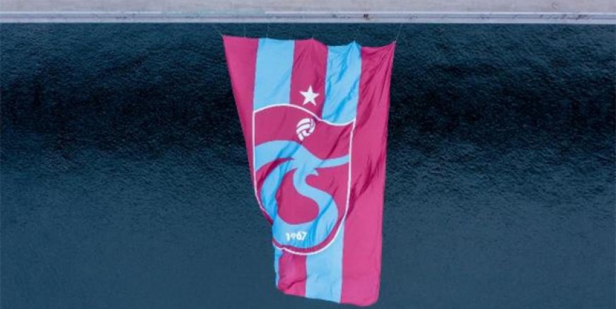 Trabzonspor bayrağı İstanbul Boğazı'nda