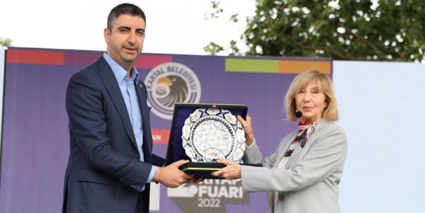 Ayşe Kulin’e Kartal'da Onur ve Emek ödülü verildi