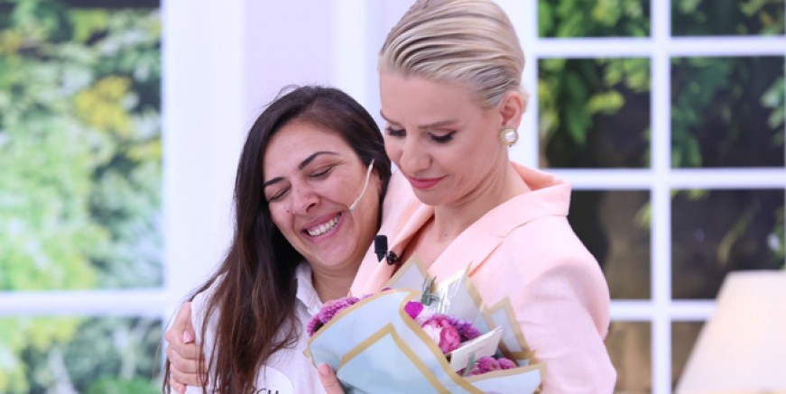 Esra Erol acılı annenin yüzünü güldürdü