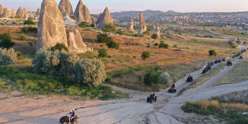 Kapadokya'da gün batımında safari keyfi