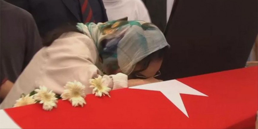 Türkan Şoray Cüneyt Arkın'ın tabutuna sarılıp ağladı