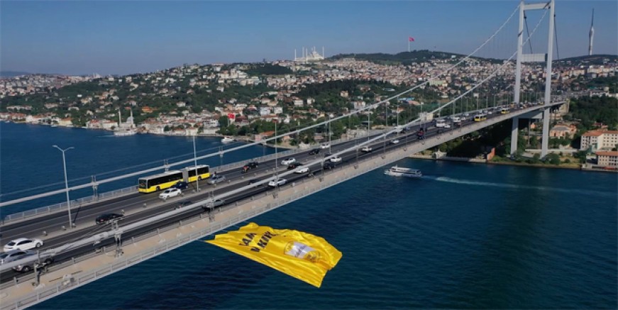 Vakıfbank bayrağı köprülere asıldı