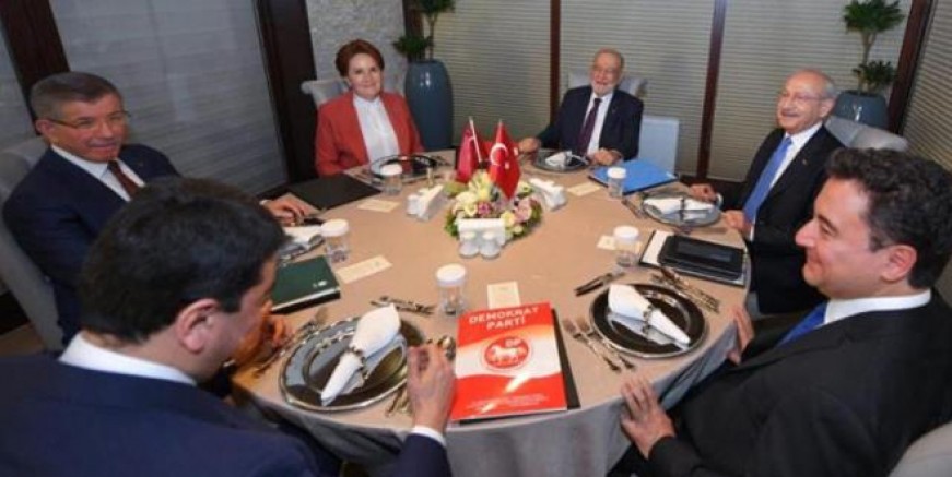 Babacan'ın Davutoğlu ile ilgili sözlerine çok ağır yanıt