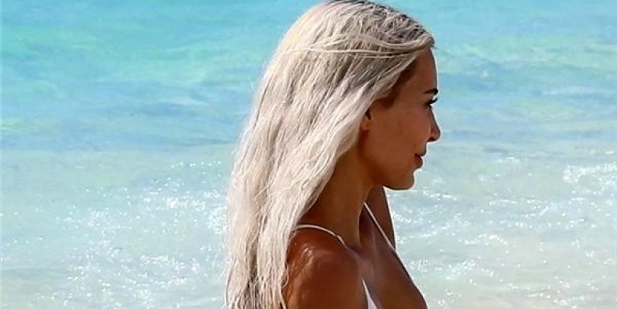 Kim Kardashian bikinisiyle şov yaptı