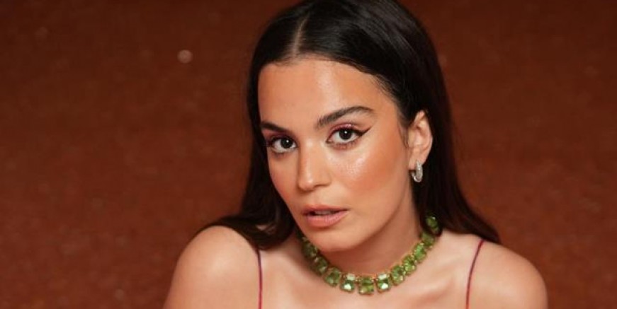 Aslı Bekiroğlu'nun yüzüne cam patladı