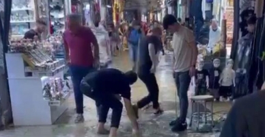 İstanbul'da Kapalıçarşı'yı sel bastı