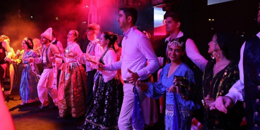 Gökhan Yüksel'den barış halayı