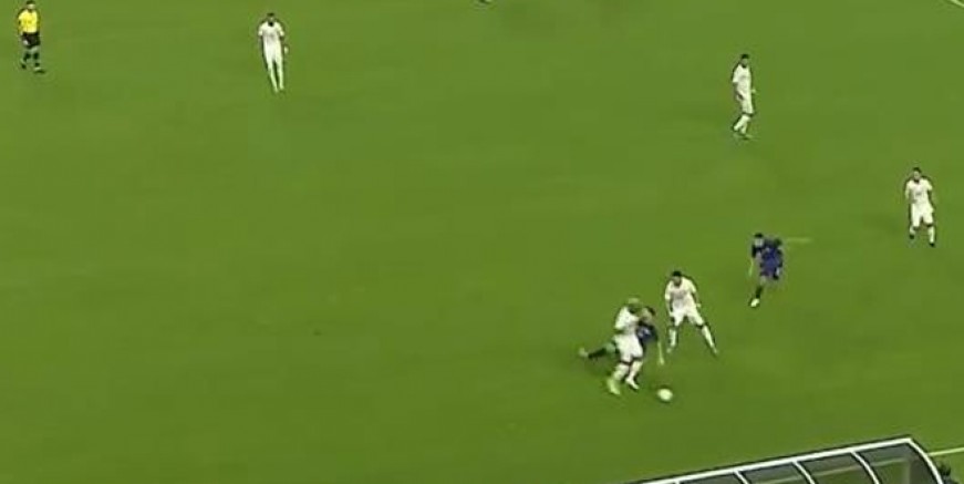 Messi'ye yapılan faul sahayı karıştırdı
