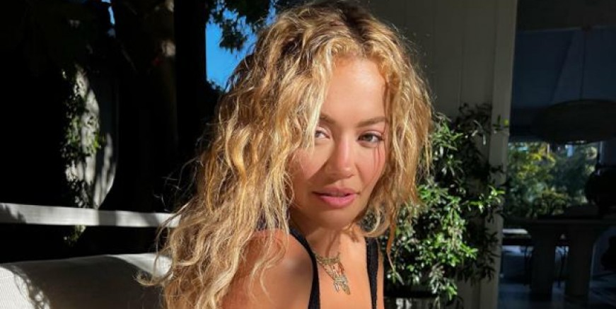 Rita Ora küvette çırılçıplak poz verdi