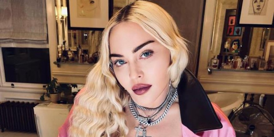 Madonna, üstsüz pozunu paylaştı