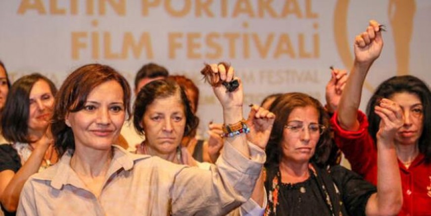 Mahsa Amini için saçlarını kestiler