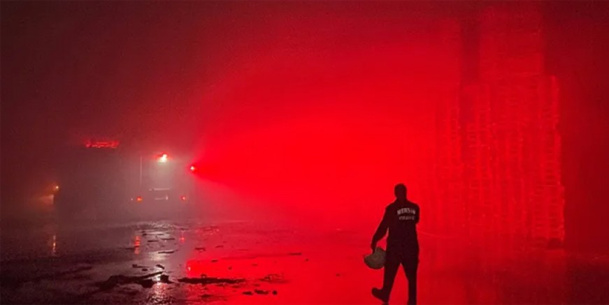 Mersin’de palet fabrikası yandı