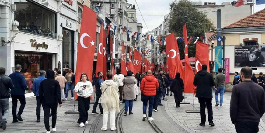 İstiklal Caddesi Türk bayraklarıyla donatıldı