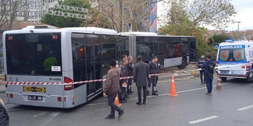 Kadıköy'de metrobüs kazası ucuz atlatıldı