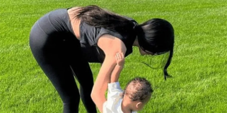 Kylie Jenner oğlunu paylaştı