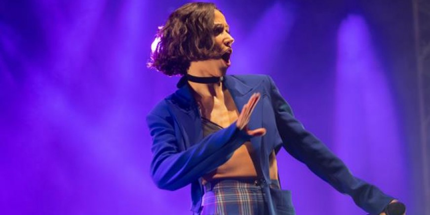 Zeynep Bastık'a sahnede şişe fırlatıldı
