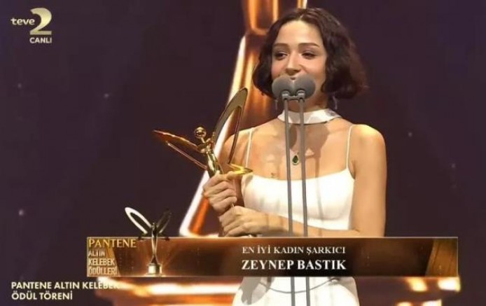 Zeynep Bastık, sosyal medyada tepki çekti
