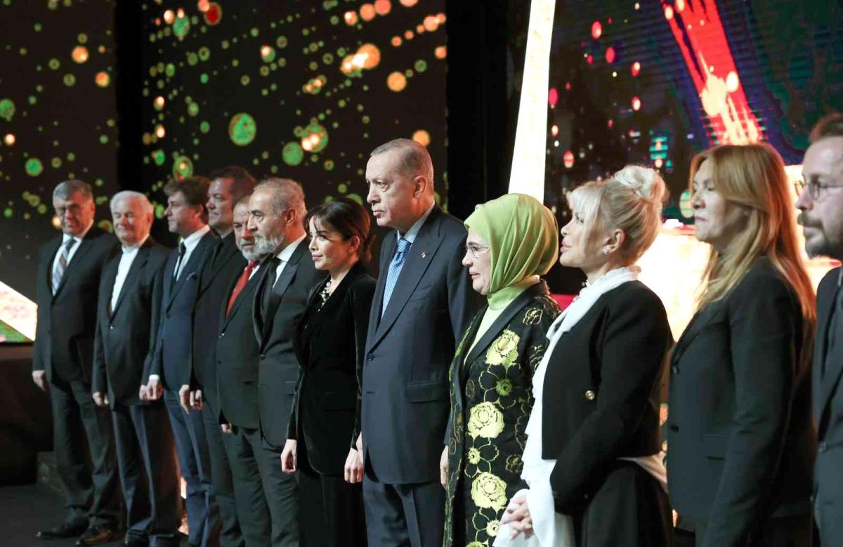 Cumhurbaşkanı Erdoğan ünlü isimlere ödül verdi