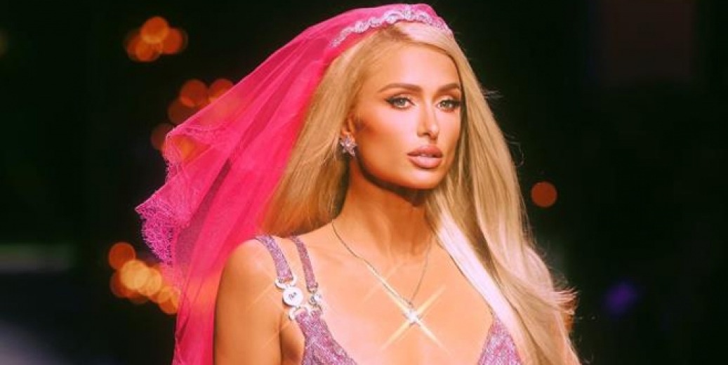 Paris Hilton Noel elbisesiyle nefes kesti!