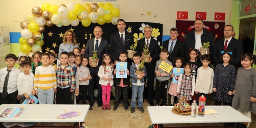 Gökhan Yüksel mezun olduğu okulda karne dağıttı