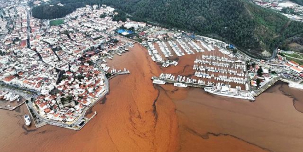 Marmaris'te denizin rengi değişti