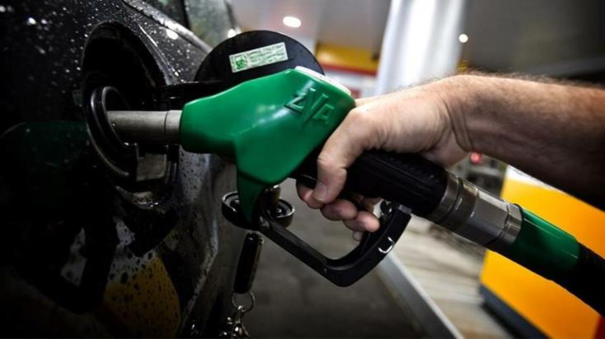 Gece yarısı benzine 80 kuruş zam geldi