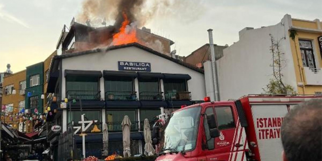 Sultanahmet'te 2 katlı binanın çatısı alev alev yandı