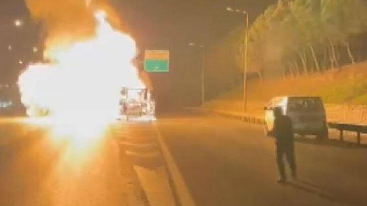 Sultangazi'de İETT otobüsü alev alev yandı