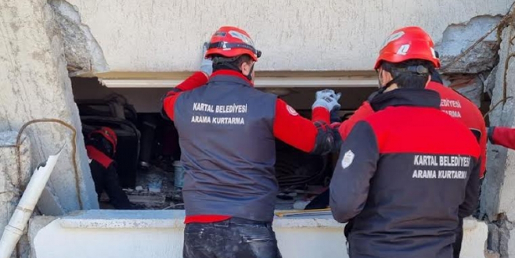 Kartal Belediyesi ekipleri enkazdan 4 kişiyi sağ çıkardı