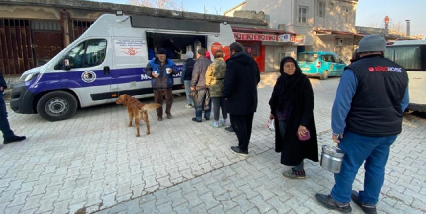 Kartal Belediyesi'nden depremzedelere üç öğün yemek