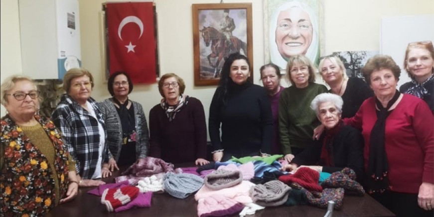 Kartallı kadınlar depremzedelere atkı ve bere ördü