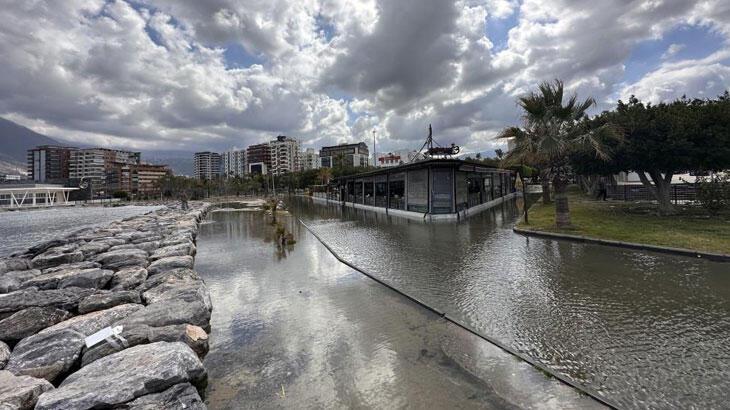 İskenderun'da kıyı ile deniz birleşti!