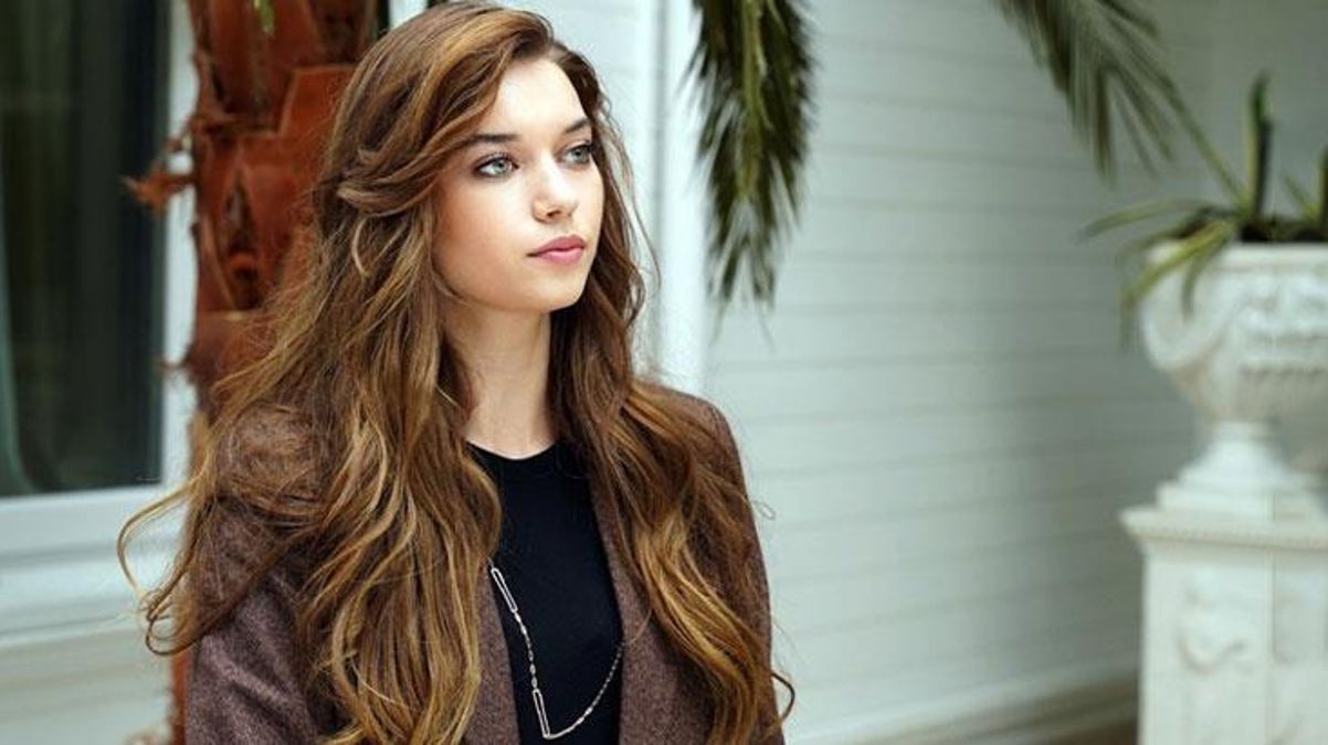 Afra Saraçoğlu bir açıldı pir açıldı!