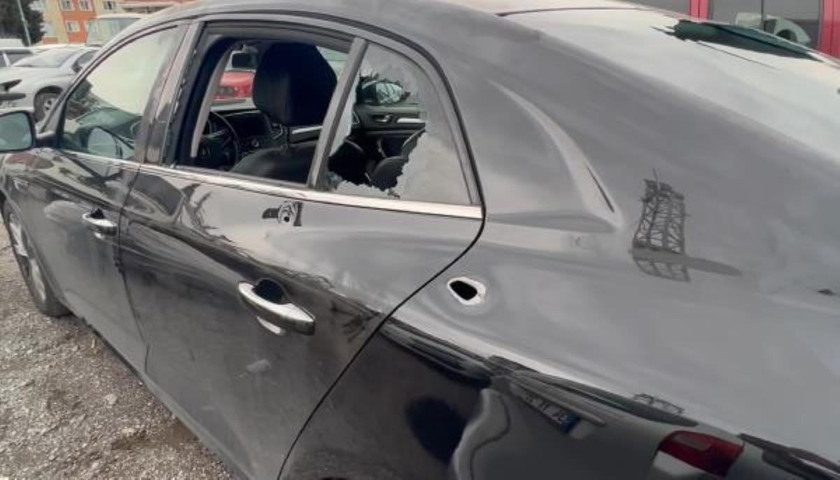 İstanbul'da otomobilde oturanlara silahlı saldırı: 1 ölü