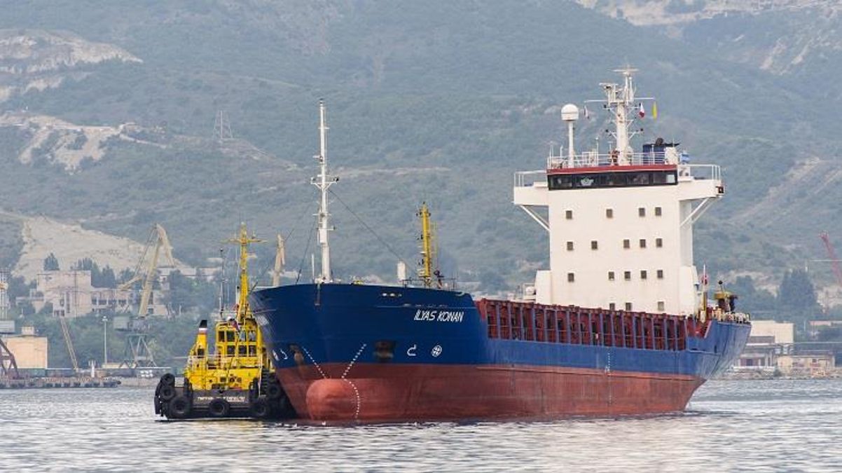 94 metrelik gemi Boğaz trafiğini kapattı