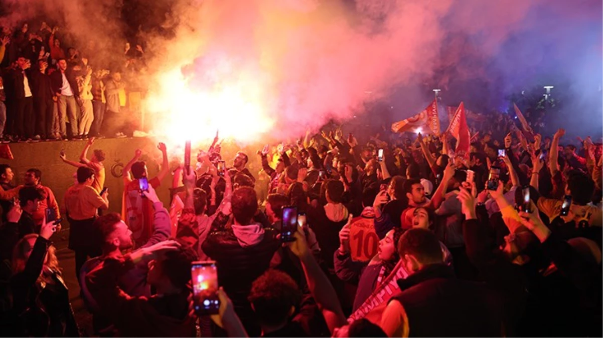 Galatasaray'ın şampiyonluğu sonrası sarı-kırmızılı taraftarlar sokaklara döküldü