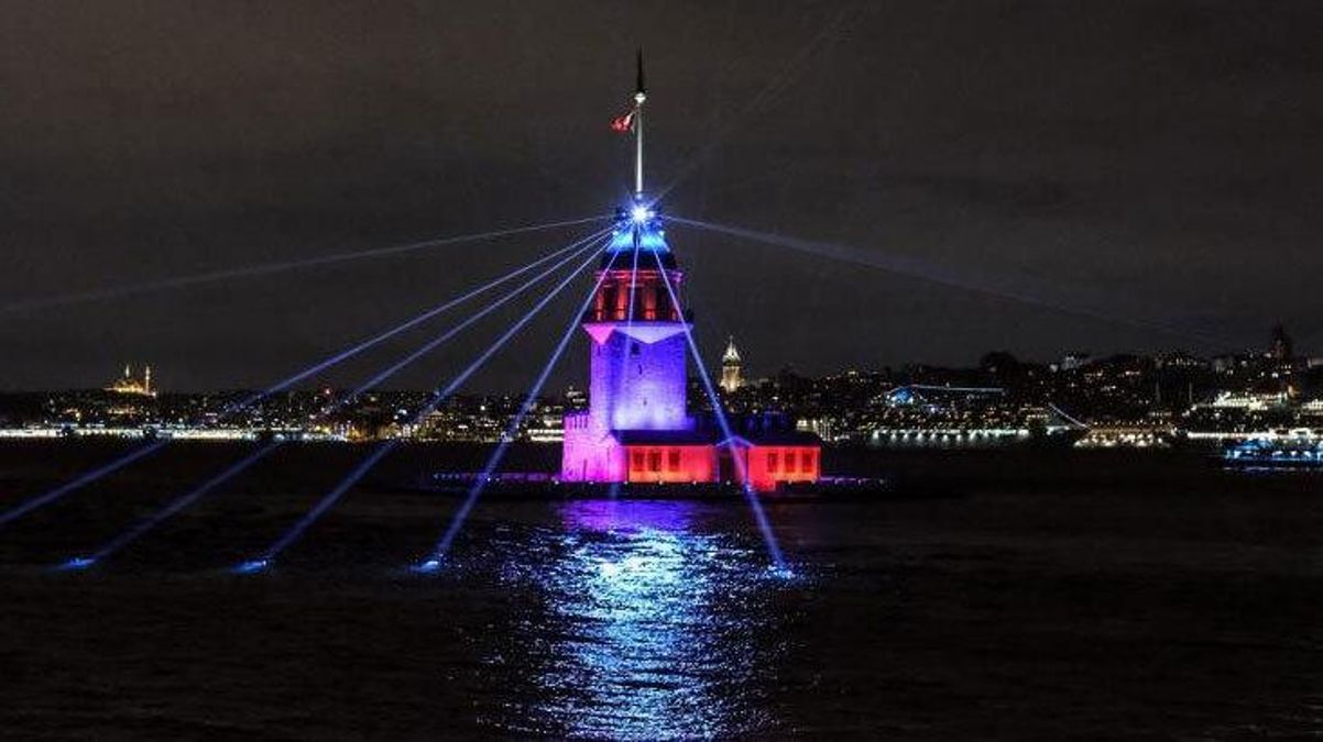 Kız Kulesi lazer gösterisiyle ziyarete açıldı