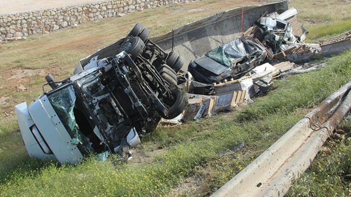 Şanlıurfa'da kamyonet ile tır çarpıştı: 6 ölü, 1 yaralı