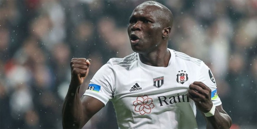 Vincent Aboubakar Weghorst'u solladı