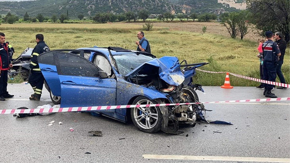 Burdur'da iki otomobil kafa kafaya çarpıştı: 5 ölü